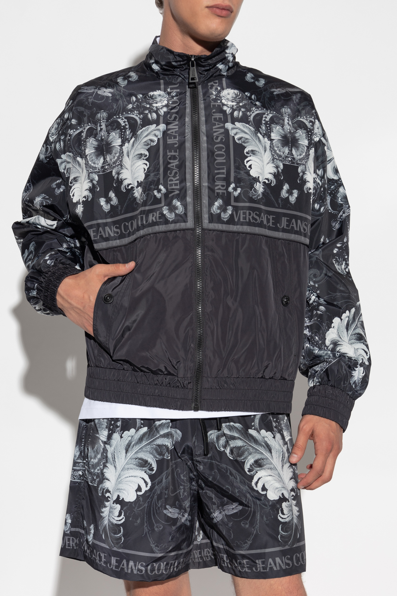 ゆうき様【新品】VERSACE JEANS COUTUREスタッズ付きジャケット VERSACE JEANS COUTURE DOWN JACKET WITH COUTURE LOGO PRINT– Yooto